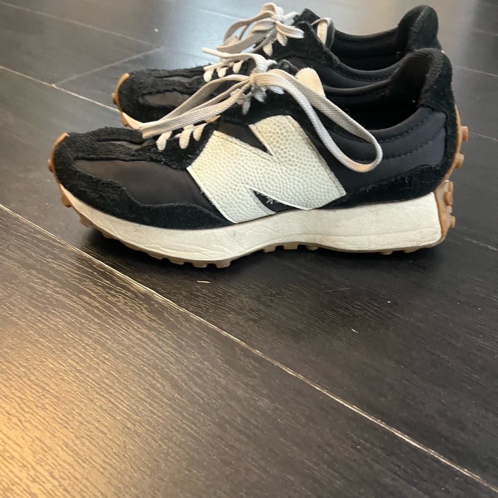 New balance 327 sneaker  blk with brown and white detail size 6.5